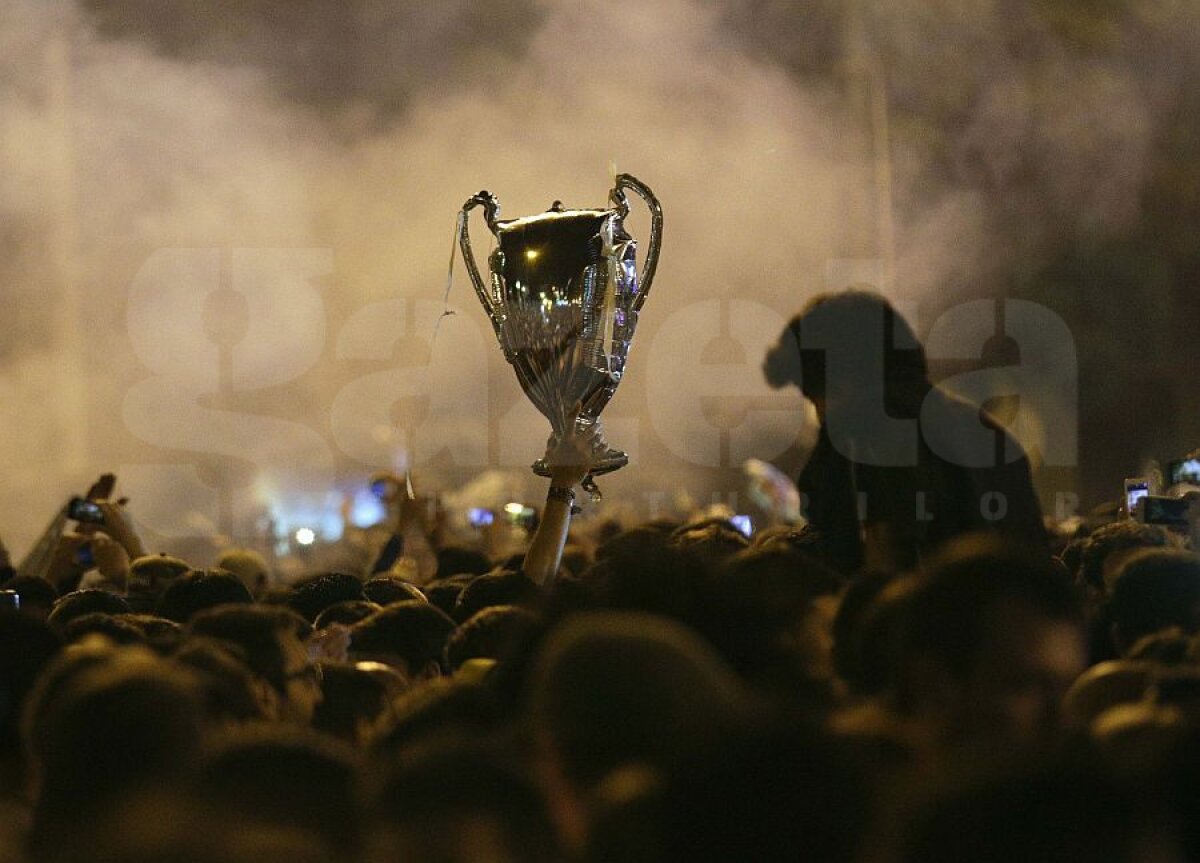 FOTO Sărbătoare de zile mari la Cibeles » "Galacticii" de la Real Madrid au sărbătorit alături de suporteri pînă la 6:30 dimineaţa!