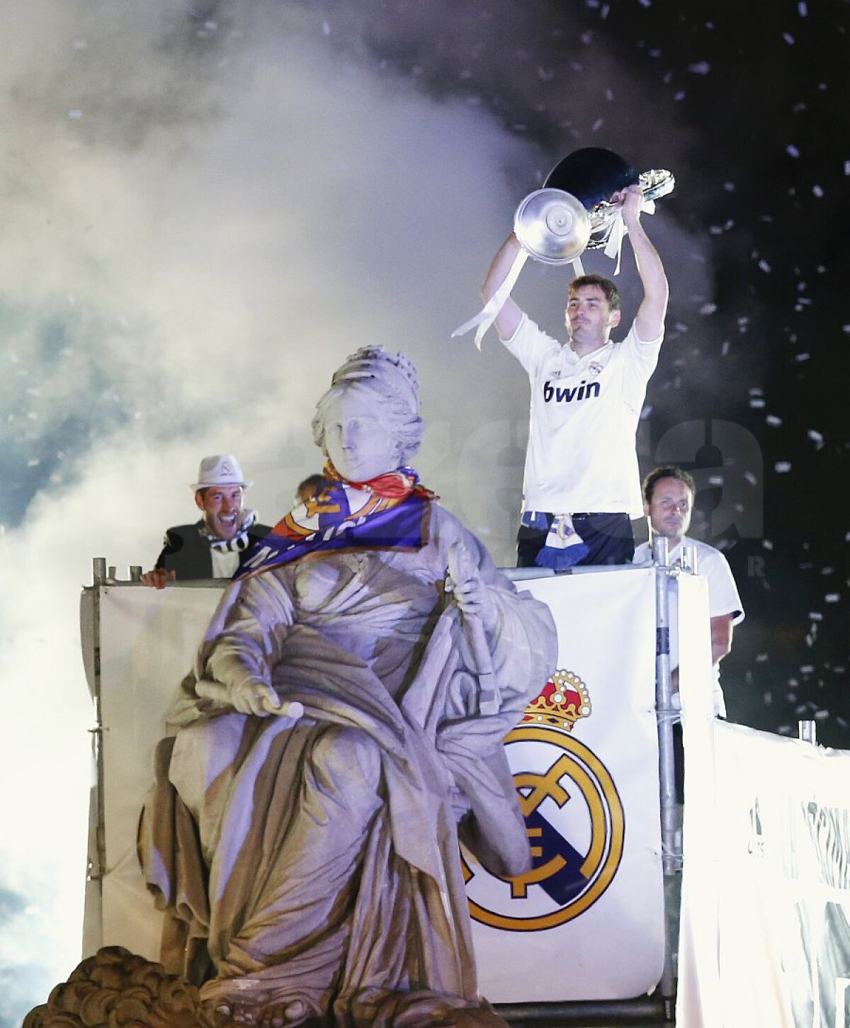 FOTO Sărbătoare de zile mari la Cibeles » "Galacticii" de la Real Madrid au sărbătorit alături de suporteri pînă la 6:30 dimineaţa!