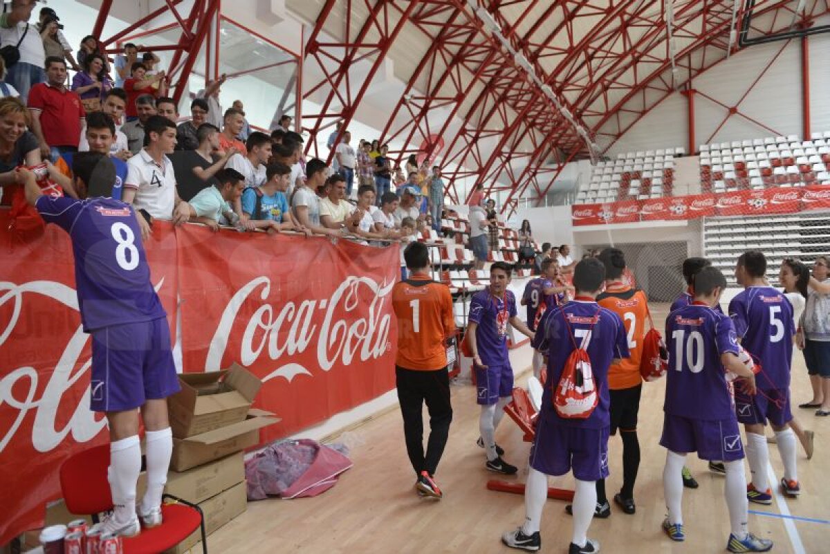 FOTO Tiki-taka trăieşte! » Finala Cupei Liceelor Coca-Cola a fost cîştigată de o echipă supertehnică