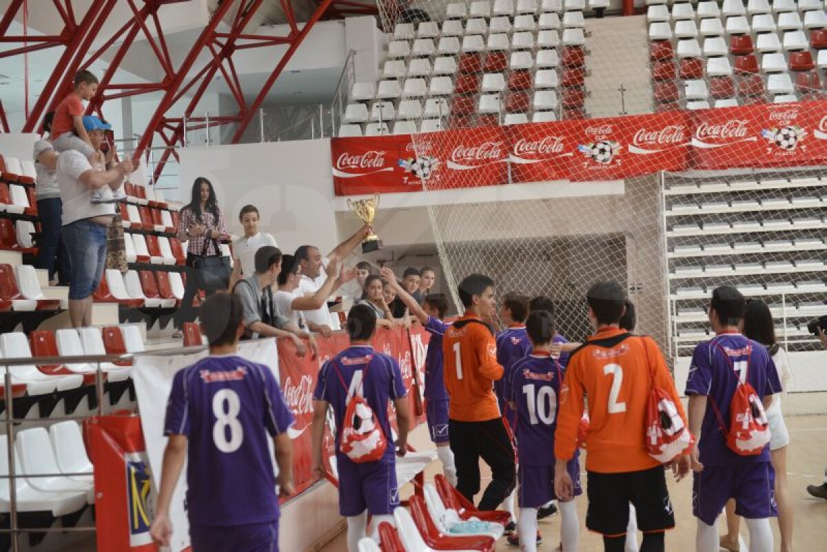 FOTO Tiki-taka trăieşte! » Finala Cupei Liceelor Coca-Cola a fost cîştigată de o echipă supertehnică