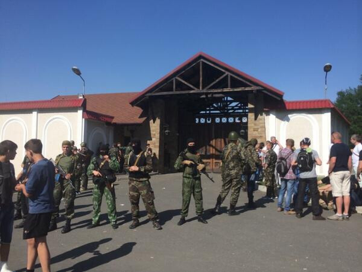 FOTO Revoltă la Doneţk » Mulţimea strînsă în oraş vrea să intre peste Rinat Ahmetov! Casa patronului de la Şahtior e apărată de militari înarmaţi