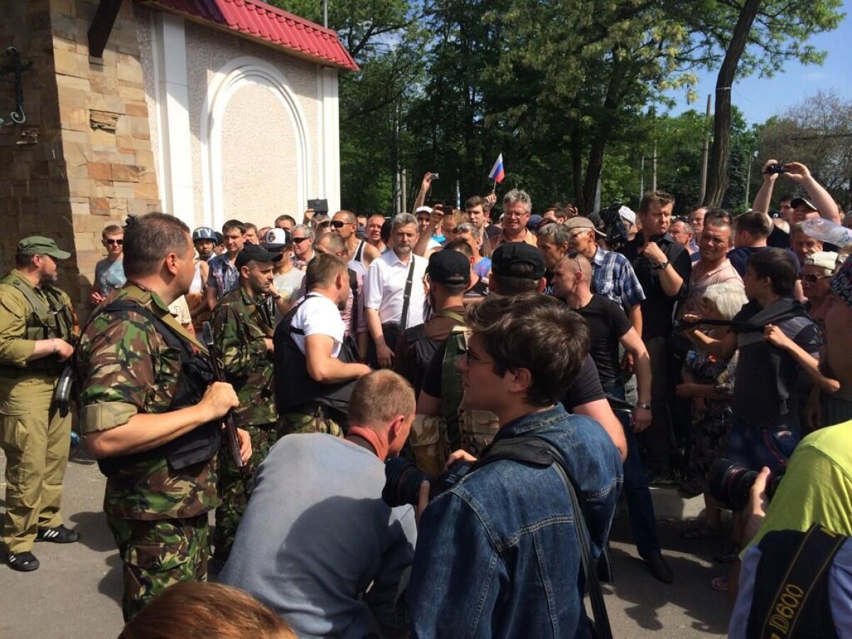 FOTO Revoltă la Doneţk » Mulţimea strînsă în oraş vrea să intre peste Rinat Ahmetov! Casa patronului de la Şahtior e apărată de militari înarmaţi