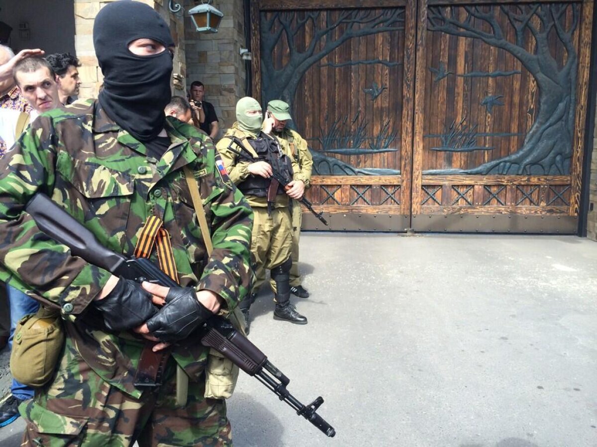 FOTO Revoltă la Doneţk » Mulţimea strînsă în oraş vrea să intre peste Rinat Ahmetov! Casa patronului de la Şahtior e apărată de militari înarmaţi