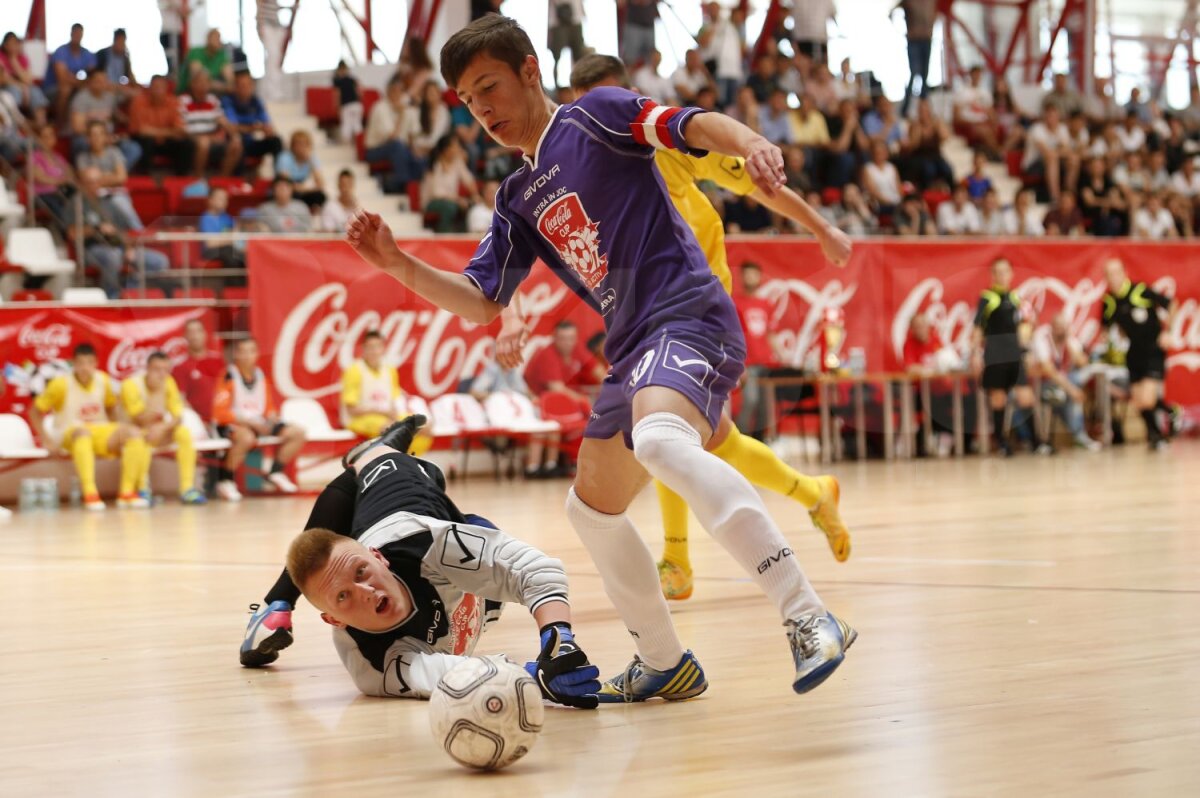 Cei mai buni din curtea şcolii » Colegiul Tehnic Feroviar "Mihai I" şi Liceul Tehnologic Auto din Craiova sînt laureatele acestui an la Cupa Coca-Cola
