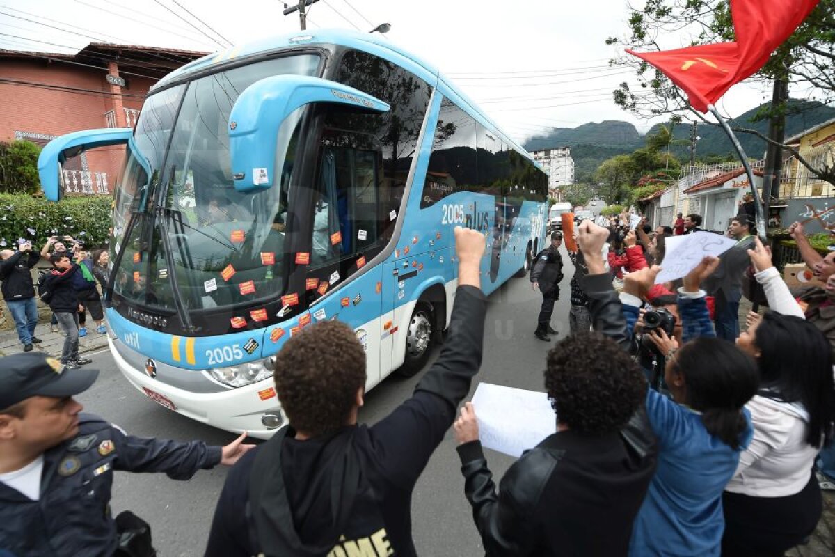Atacaţi! » Megasistem de securitate? Autocarul Selecao a fost luat pe sus de demonstranţi