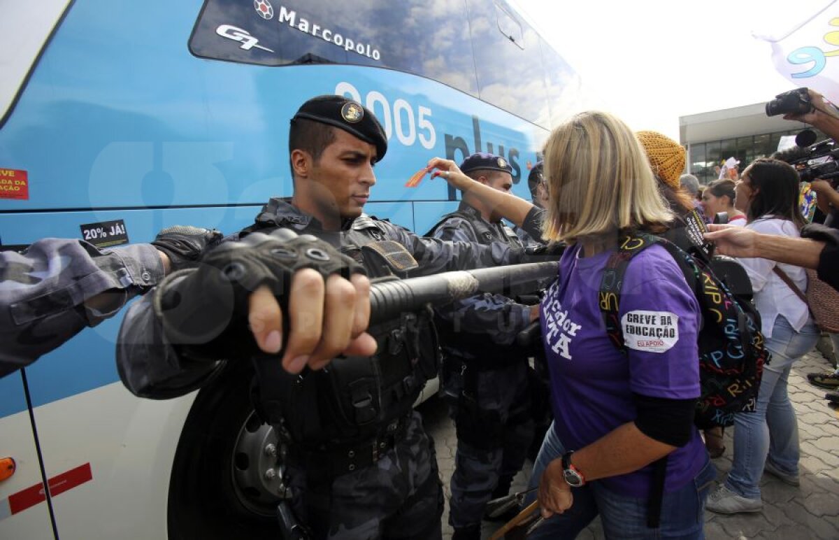 Atacaţi! » Megasistem de securitate? Autocarul Selecao a fost luat pe sus de demonstranţi