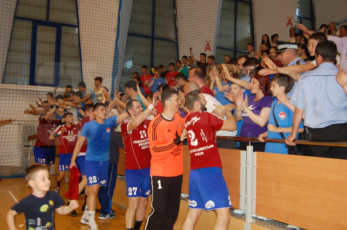 FOTO Fotbalul înlocuit cu handbalul » HC Vaslui a promovat după 15 ani în prima ligă