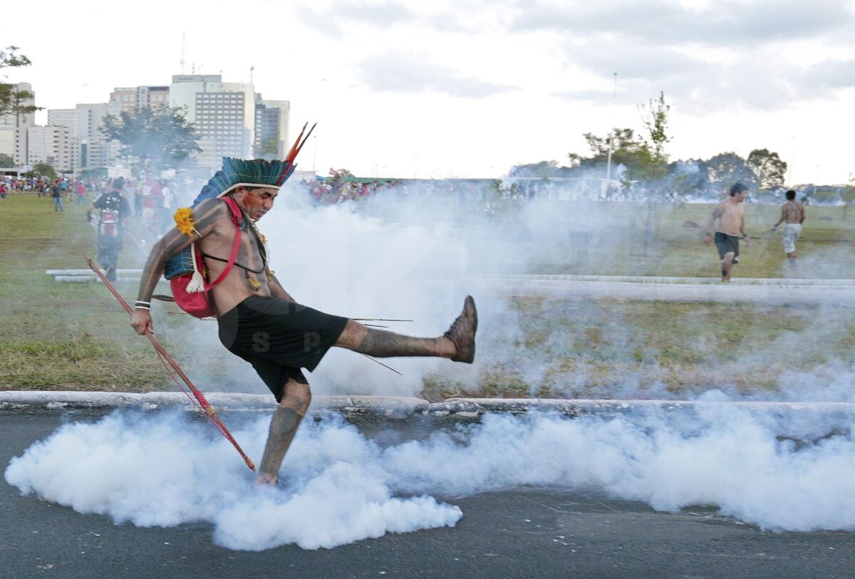 FOTO Atacă Mondialul cu arcuri şi săgeţi! » Indienii au înfruntat poliţia militară la Brasilia în apropierea stadionului