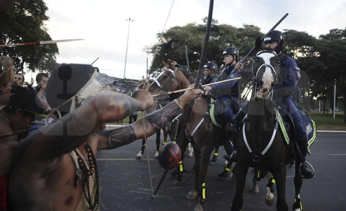 FOTO Atacă Mondialul cu arcuri şi săgeţi! » Indienii au înfruntat poliţia militară la Brasilia în apropierea stadionului