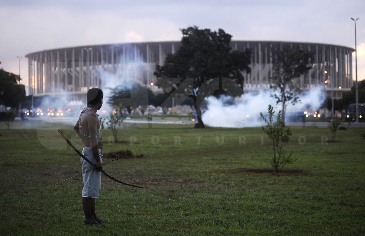 FOTO Atacă Mondialul cu arcuri şi săgeţi! » Indienii au înfruntat poliţia militară la Brasilia în apropierea stadionului