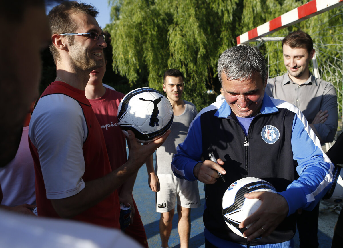 Surpriză cu Pepsi şi Hagi în parc: "Băieţi, mă primiţi şi pe mine la un fotbal?"