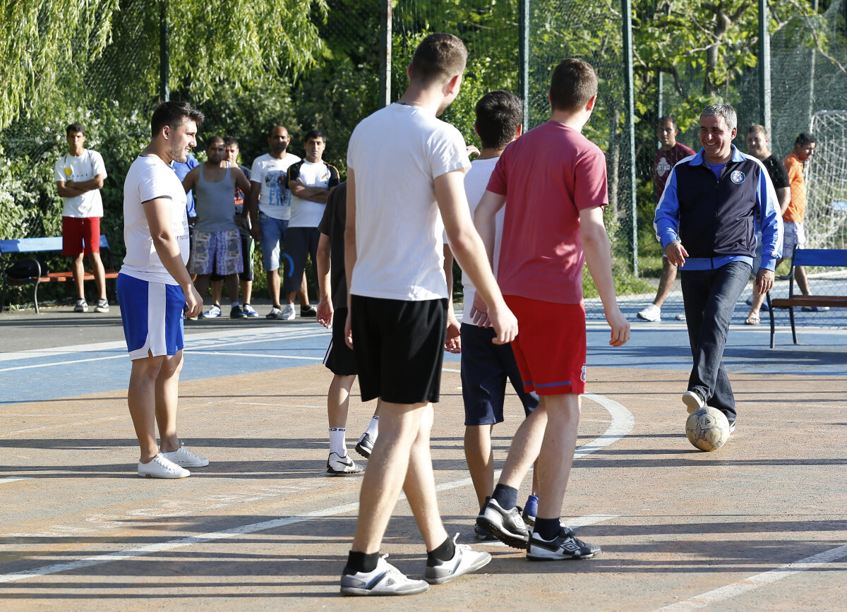 Surpriză cu Pepsi şi Hagi în parc: "Băieţi, mă primiţi şi pe mine la un fotbal?"
