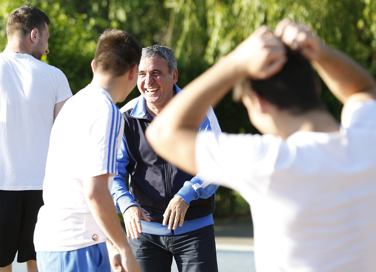 Surpriză cu Pepsi şi Hagi în parc: "Băieţi, mă primiţi şi pe mine la un fotbal?"