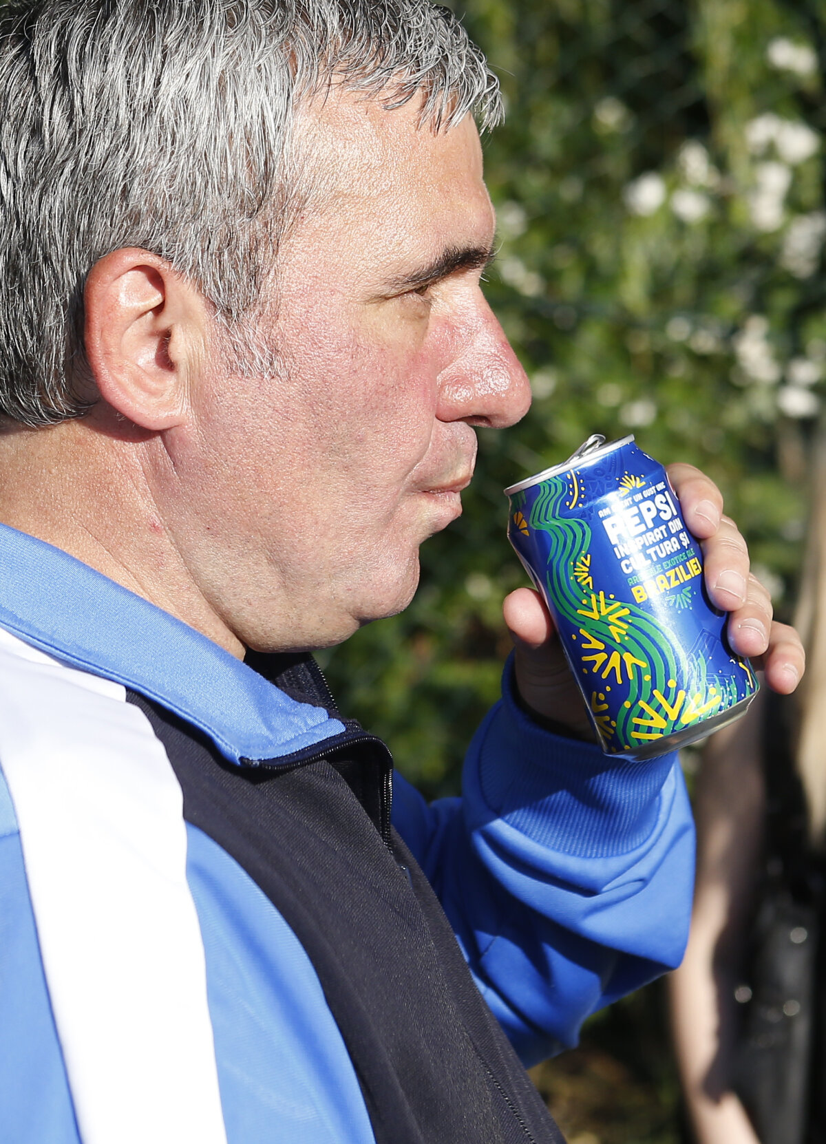 Surpriză cu Pepsi şi Hagi în parc: "Băieţi, mă primiţi şi pe mine la un fotbal?"