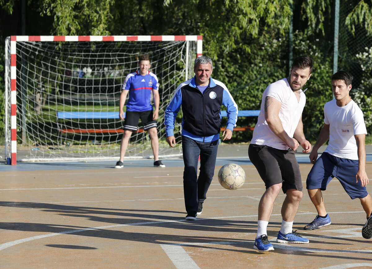 Surpriză cu Pepsi şi Hagi în parc: "Băieţi, mă primiţi şi pe mine la un fotbal?"