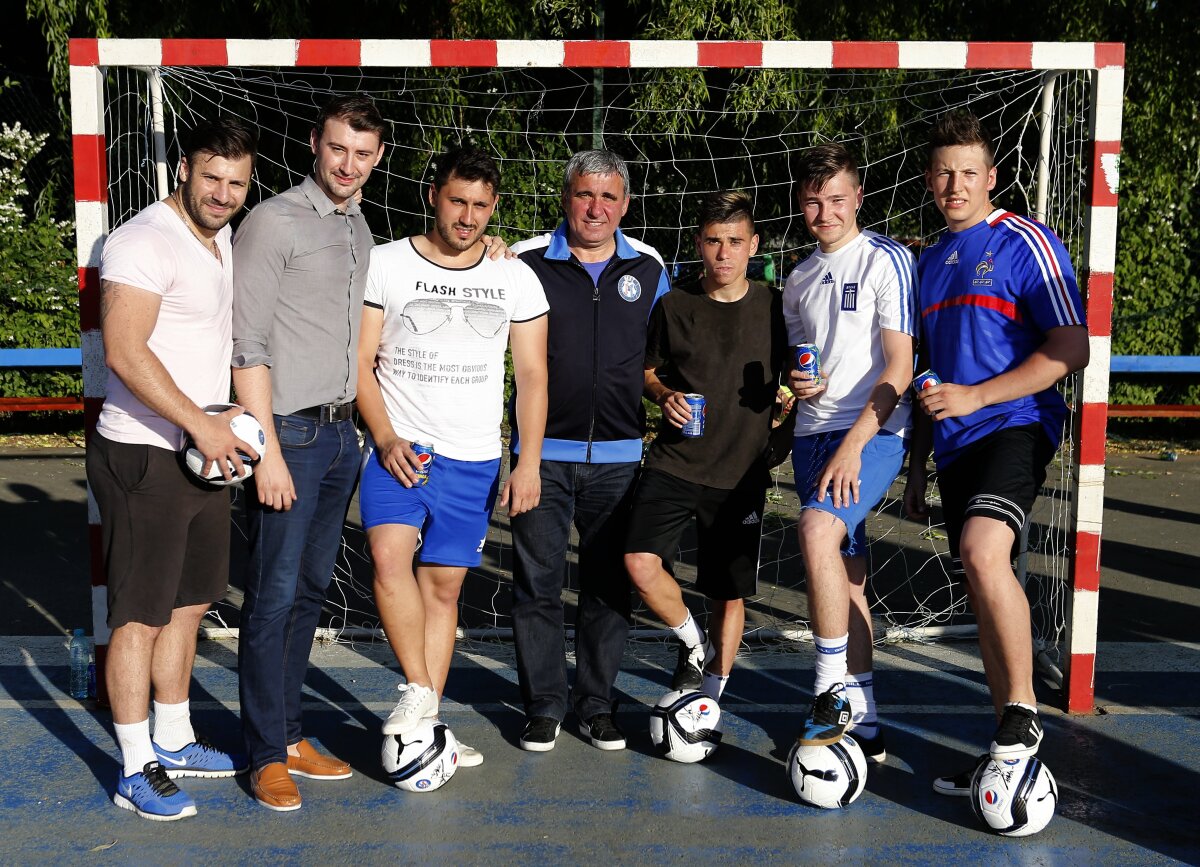 Surpriză cu Pepsi şi Hagi în parc: "Băieţi, mă primiţi şi pe mine la un fotbal?"