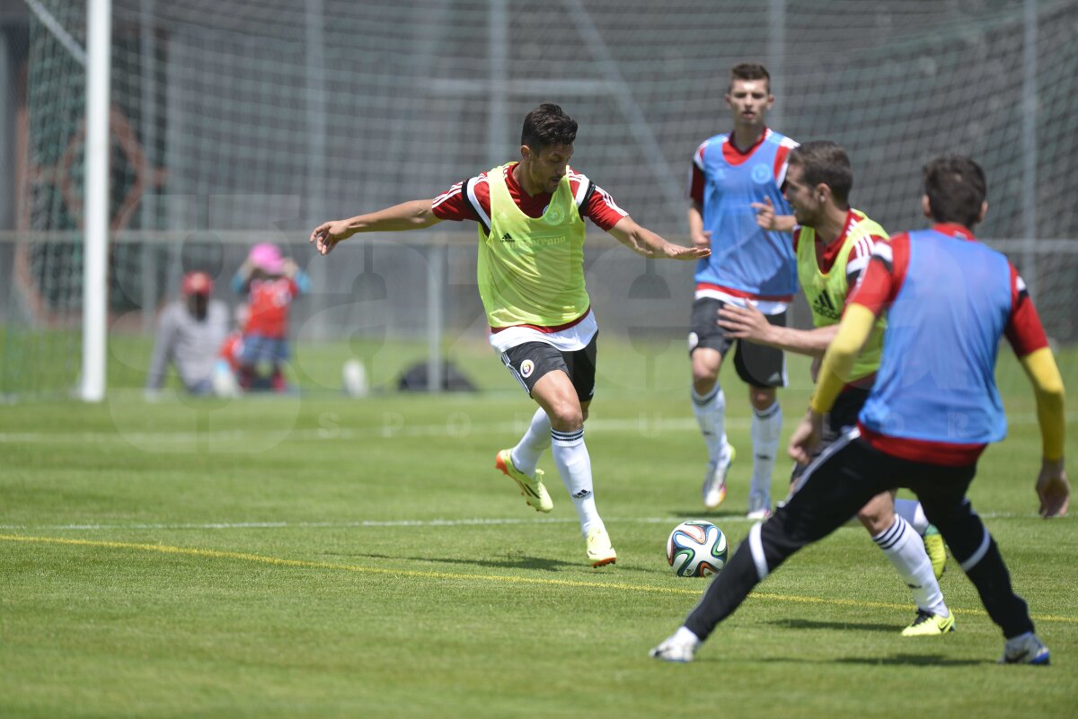 GALERIE FOTO Victor Piţurcă l-a certat pe Alex Maxim la antrenament: "Mie îmi baţi tare!" » Costel Pantilimon i-a uimit pe fani