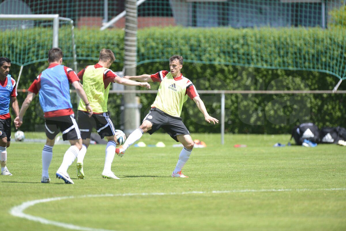 GALERIE FOTO Victor Piţurcă l-a certat pe Alex Maxim la antrenament: "Mie îmi baţi tare!" » Costel Pantilimon i-a uimit pe fani