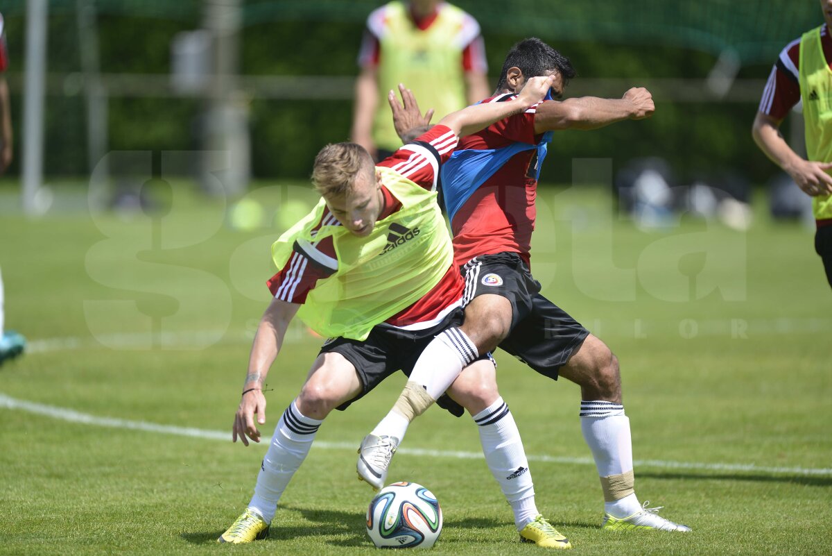 GALERIE FOTO Victor Piţurcă l-a certat pe Alex Maxim la antrenament: "Mie îmi baţi tare!" » Costel Pantilimon i-a uimit pe fani