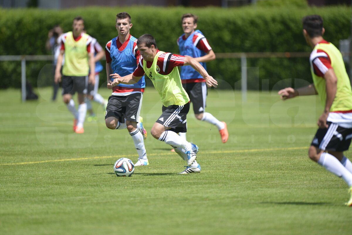 GALERIE FOTO Victor Piţurcă l-a certat pe Alex Maxim la antrenament: "Mie îmi baţi tare!" » Costel Pantilimon i-a uimit pe fani