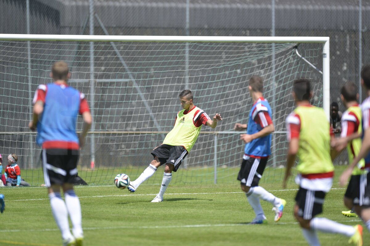 GALERIE FOTO Victor Piţurcă l-a certat pe Alex Maxim la antrenament: "Mie îmi baţi tare!" » Costel Pantilimon i-a uimit pe fani