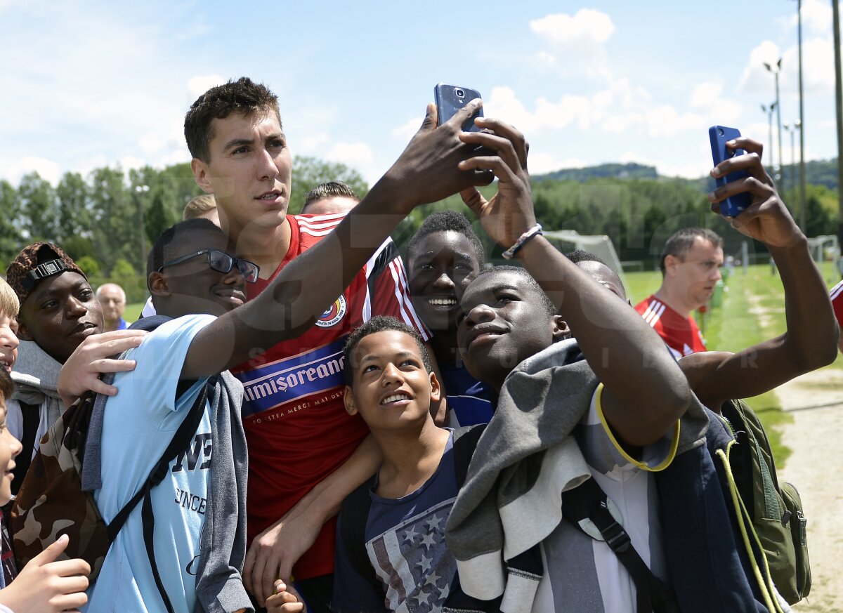 GALERIE FOTO Victor Piţurcă l-a certat pe Alex Maxim la antrenament: "Mie îmi baţi tare!" » Costel Pantilimon i-a uimit pe fani