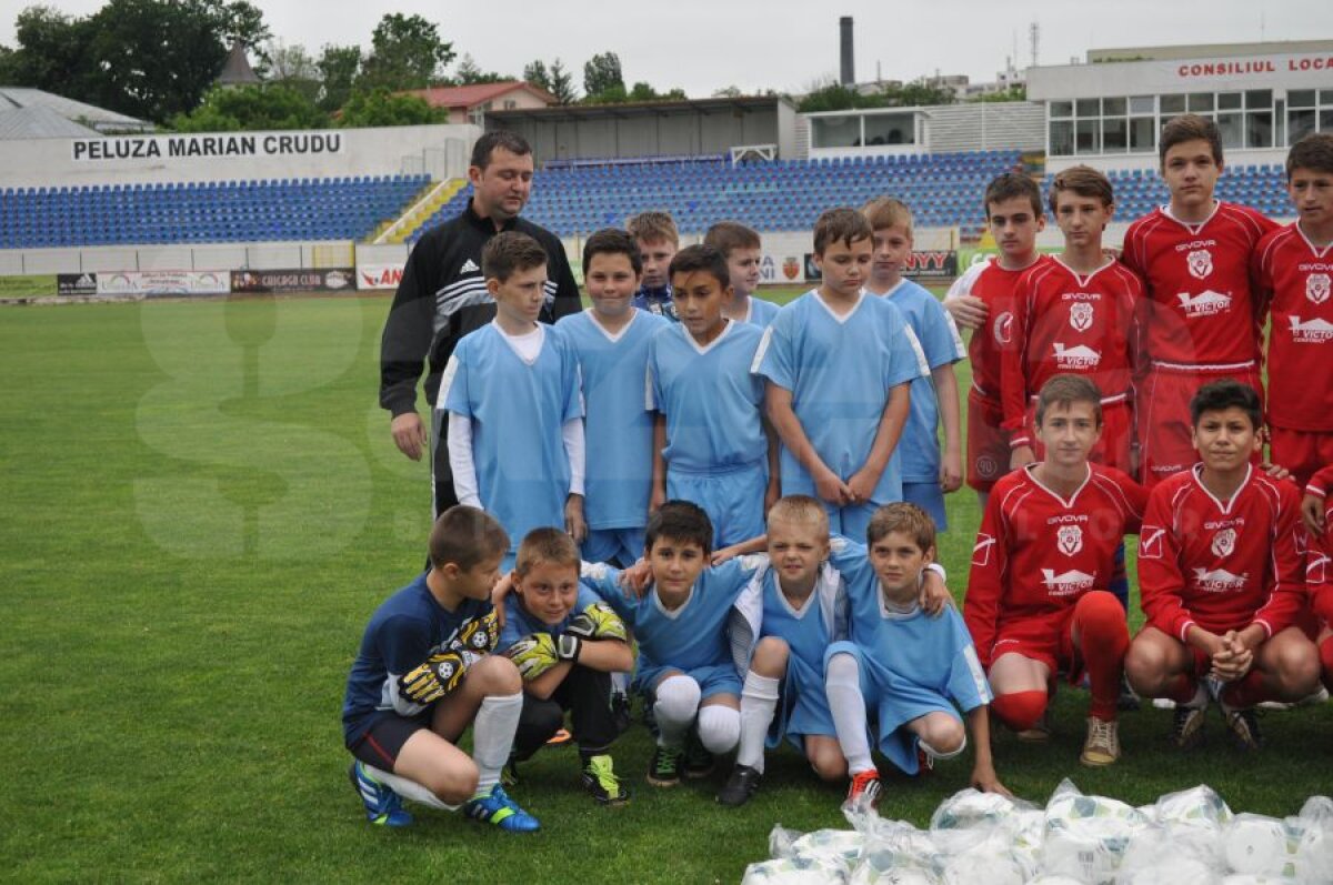 GALERIE FOTO Miodrag Belodedici şi Jean Vlădoiu au împărţit mingi copiilor din Botoşani: "Vrem să revitalizăm fotbalul românesc"