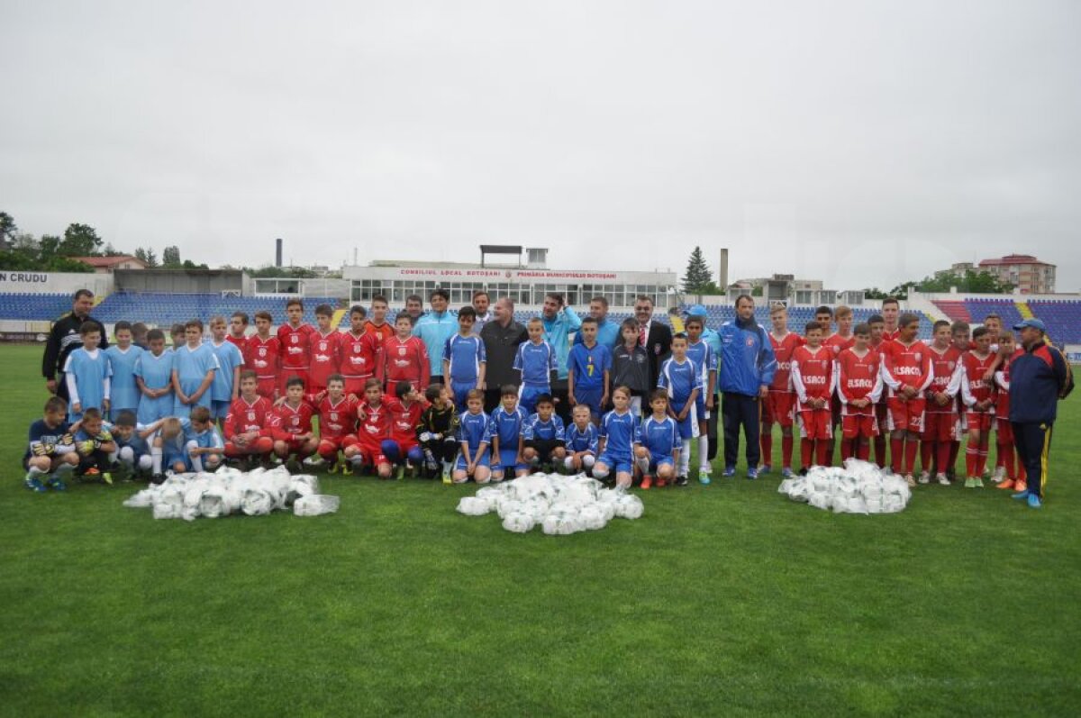 GALERIE FOTO Miodrag Belodedici şi Jean Vlădoiu au împărţit mingi copiilor din Botoşani: "Vrem să revitalizăm fotbalul românesc"