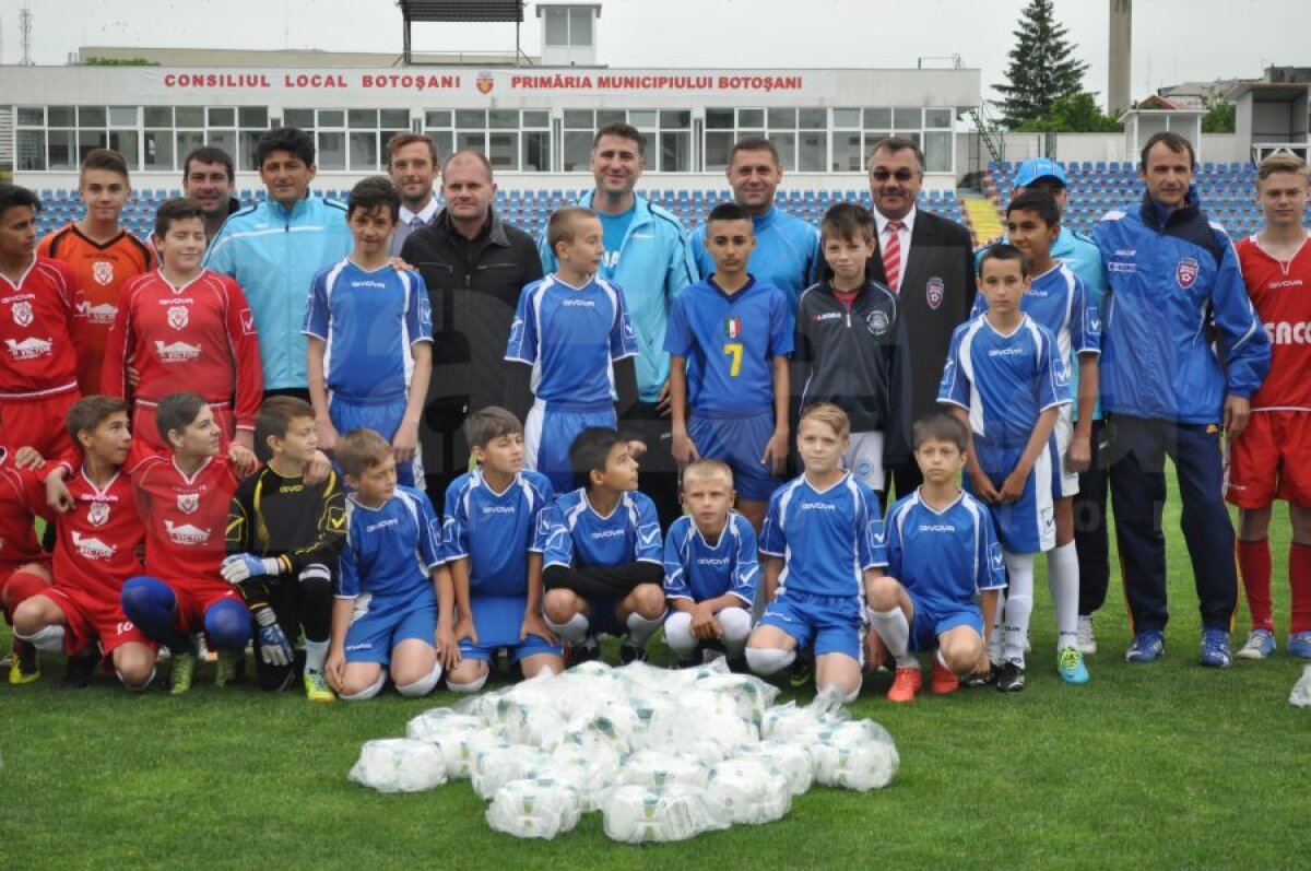 GALERIE FOTO Miodrag Belodedici şi Jean Vlădoiu au împărţit mingi copiilor din Botoşani: "Vrem să revitalizăm fotbalul românesc"
