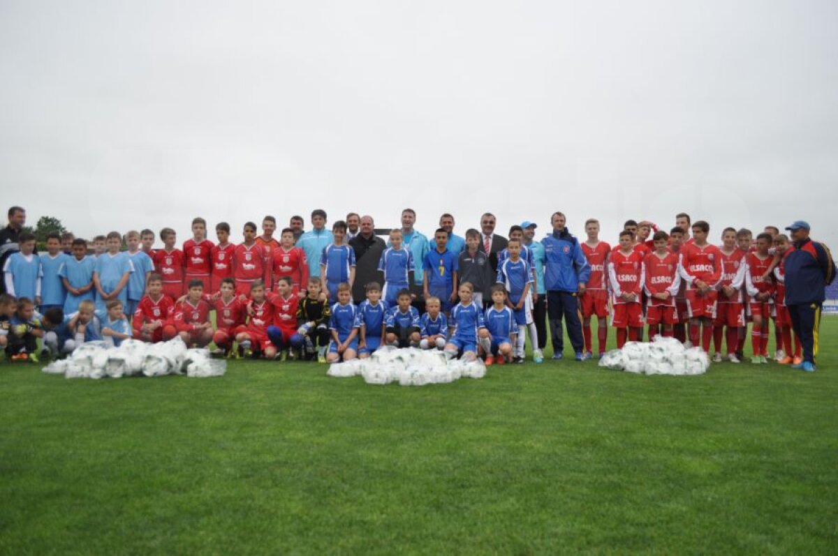 GALERIE FOTO Miodrag Belodedici şi Jean Vlădoiu au împărţit mingi copiilor din Botoşani: "Vrem să revitalizăm fotbalul românesc"