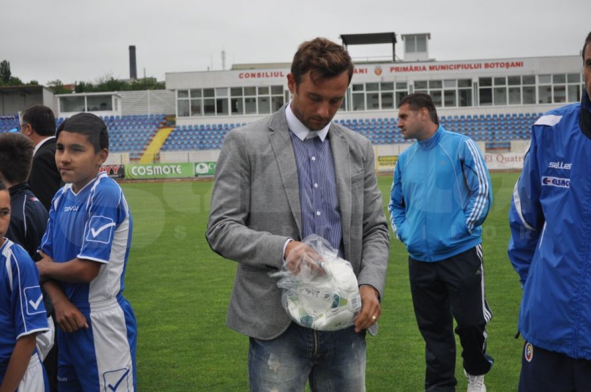 GALERIE FOTO Miodrag Belodedici şi Jean Vlădoiu au împărţit mingi copiilor din Botoşani: "Vrem să revitalizăm fotbalul românesc"