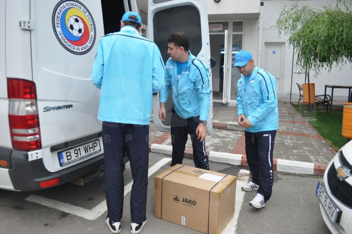 GALERIE FOTO Miodrag Belodedici şi Jean Vlădoiu au împărţit mingi copiilor din Botoşani: "Vrem să revitalizăm fotbalul românesc"