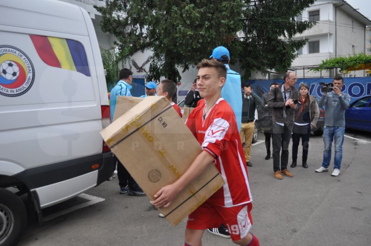 GALERIE FOTO Miodrag Belodedici şi Jean Vlădoiu au împărţit mingi copiilor din Botoşani: "Vrem să revitalizăm fotbalul românesc"