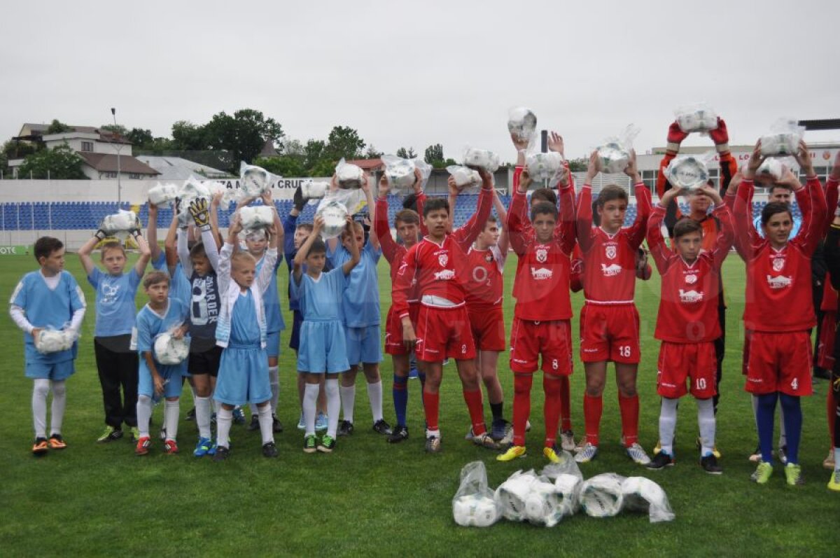 GALERIE FOTO Miodrag Belodedici şi Jean Vlădoiu au împărţit mingi copiilor din Botoşani: "Vrem să revitalizăm fotbalul românesc"