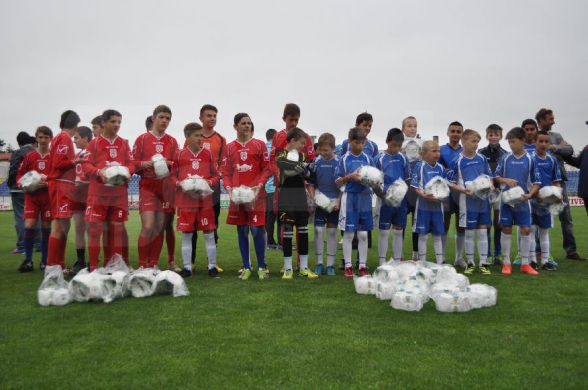 GALERIE FOTO Miodrag Belodedici şi Jean Vlădoiu au împărţit mingi copiilor din Botoşani: "Vrem să revitalizăm fotbalul românesc"