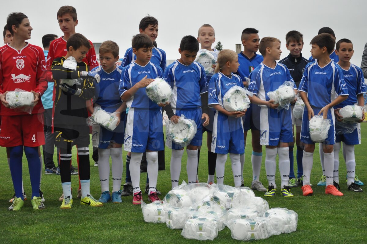 GALERIE FOTO Miodrag Belodedici şi Jean Vlădoiu au împărţit mingi copiilor din Botoşani: "Vrem să revitalizăm fotbalul românesc"