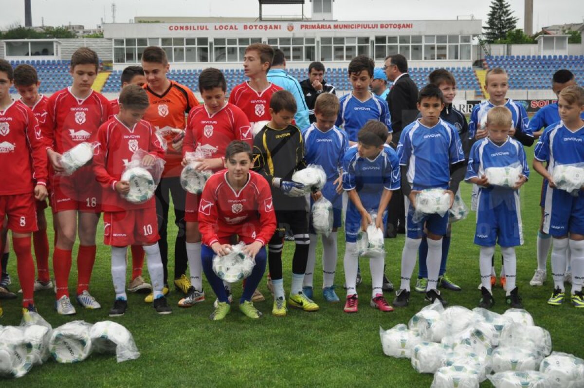 GALERIE FOTO Miodrag Belodedici şi Jean Vlădoiu au împărţit mingi copiilor din Botoşani: "Vrem să revitalizăm fotbalul românesc"