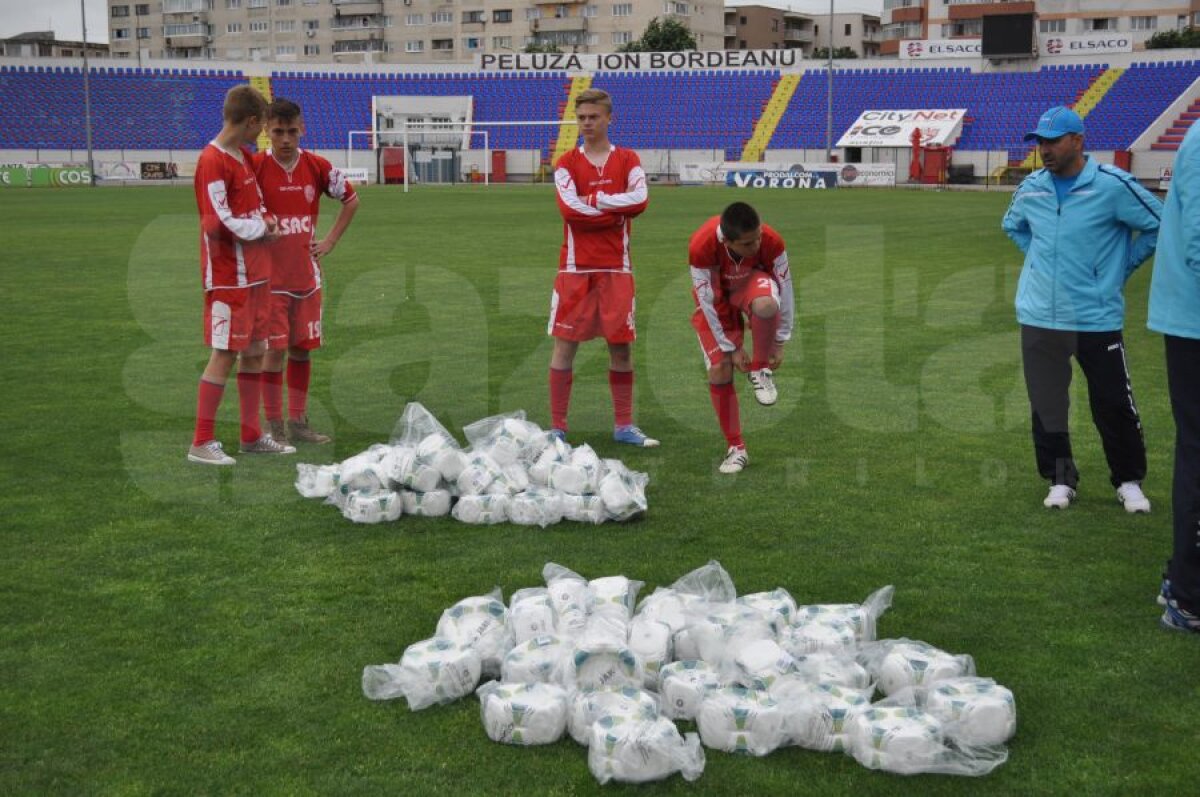 GALERIE FOTO Miodrag Belodedici şi Jean Vlădoiu au împărţit mingi copiilor din Botoşani: "Vrem să revitalizăm fotbalul românesc"