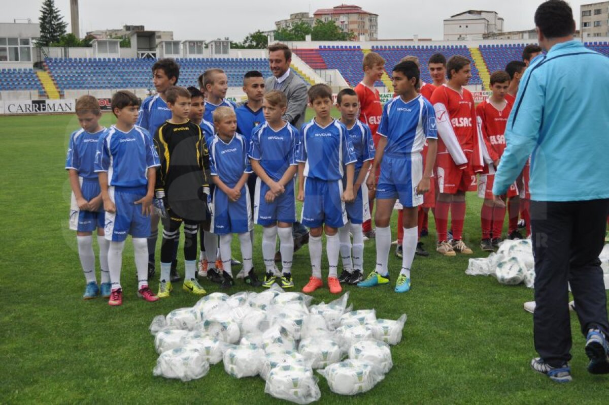 GALERIE FOTO Miodrag Belodedici şi Jean Vlădoiu au împărţit mingi copiilor din Botoşani: "Vrem să revitalizăm fotbalul românesc"