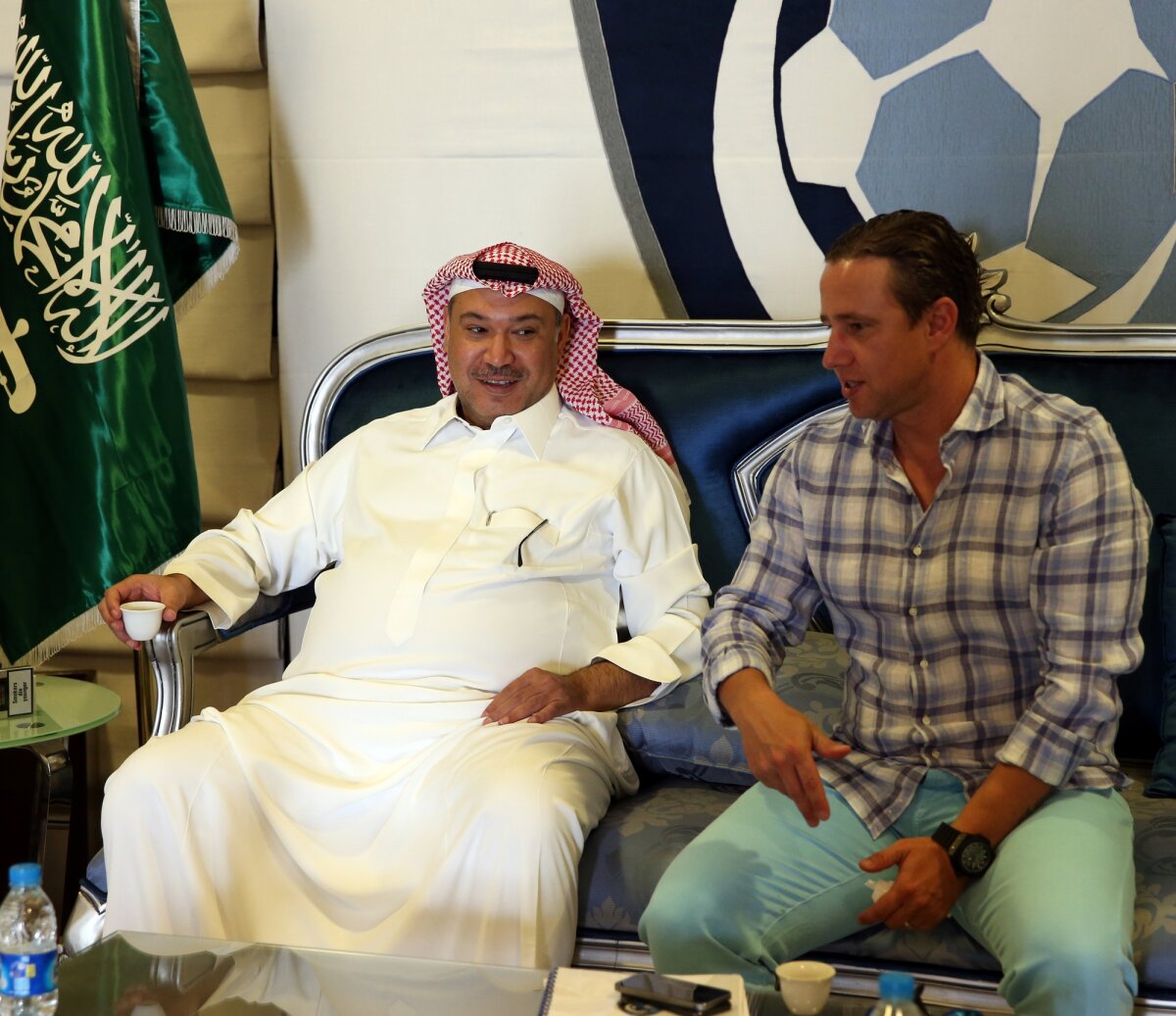 VIDEO şi FOTO Primul contact al lui Laurenţiu Reghecampf cu Al Hilal! Fanii l-au alergat în aeroport, apoi a făcut turul clubului :)