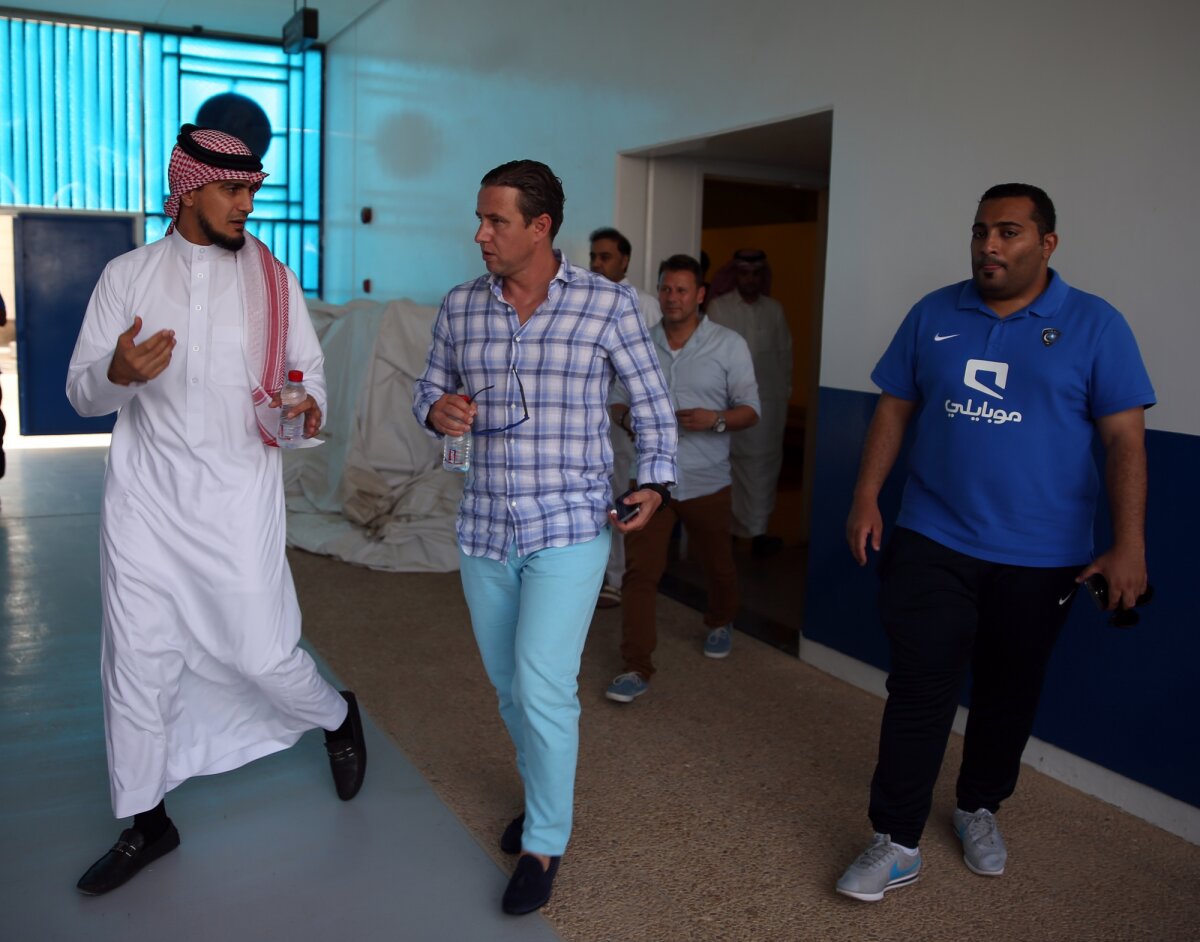 VIDEO şi FOTO Primul contact al lui Laurenţiu Reghecampf cu Al Hilal! Fanii l-au alergat în aeroport, apoi a făcut turul clubului :)