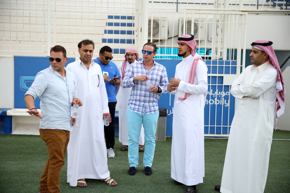 VIDEO şi FOTO Primul contact al lui Laurenţiu Reghecampf cu Al Hilal! Fanii l-au alergat în aeroport, apoi a făcut turul clubului :)