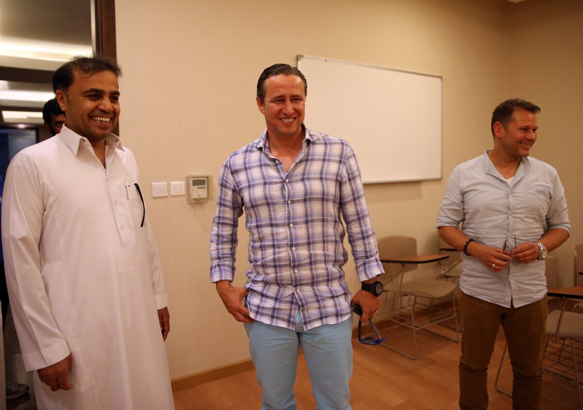 VIDEO şi FOTO Primul contact al lui Laurenţiu Reghecampf cu Al Hilal! Fanii l-au alergat în aeroport, apoi a făcut turul clubului :)