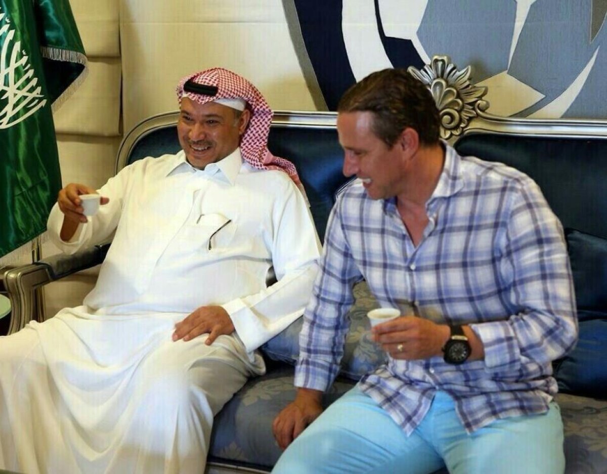 VIDEO şi FOTO Primul contact al lui Laurenţiu Reghecampf cu Al Hilal! Fanii l-au alergat în aeroport, apoi a făcut turul clubului :)