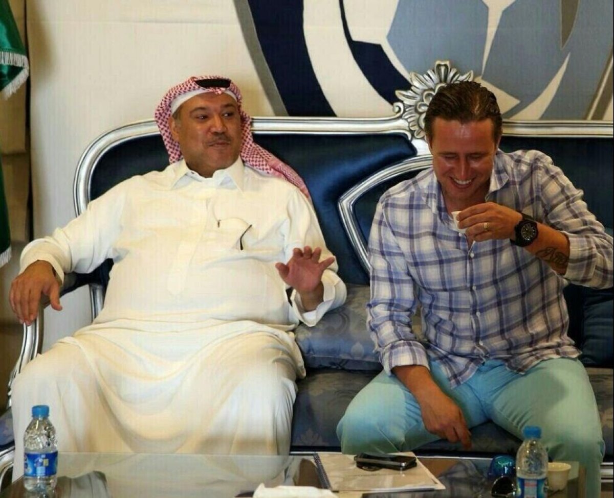 VIDEO şi FOTO Primul contact al lui Laurenţiu Reghecampf cu Al Hilal! Fanii l-au alergat în aeroport, apoi a făcut turul clubului :)