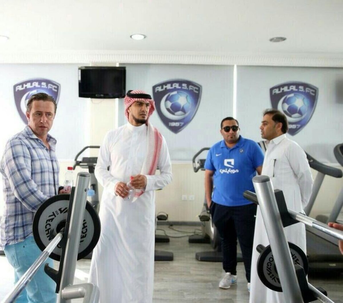 VIDEO şi FOTO Primul contact al lui Laurenţiu Reghecampf cu Al Hilal! Fanii l-au alergat în aeroport, apoi a făcut turul clubului :)