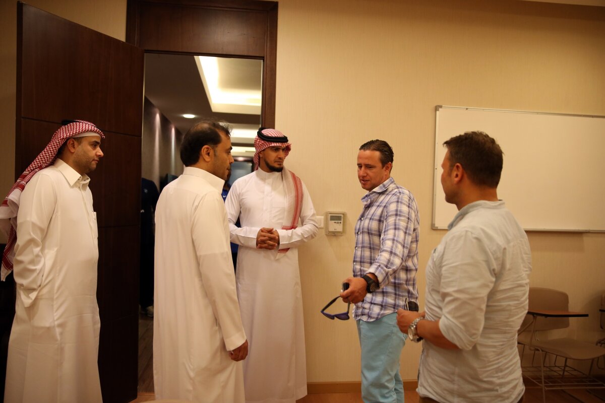 VIDEO şi FOTO Primul contact al lui Laurenţiu Reghecampf cu Al Hilal! Fanii l-au alergat în aeroport, apoi a făcut turul clubului :)