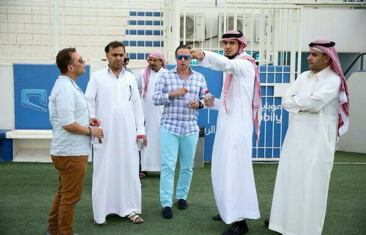 VIDEO şi FOTO Primul contact al lui Laurenţiu Reghecampf cu Al Hilal! Fanii l-au alergat în aeroport, apoi a făcut turul clubului :)