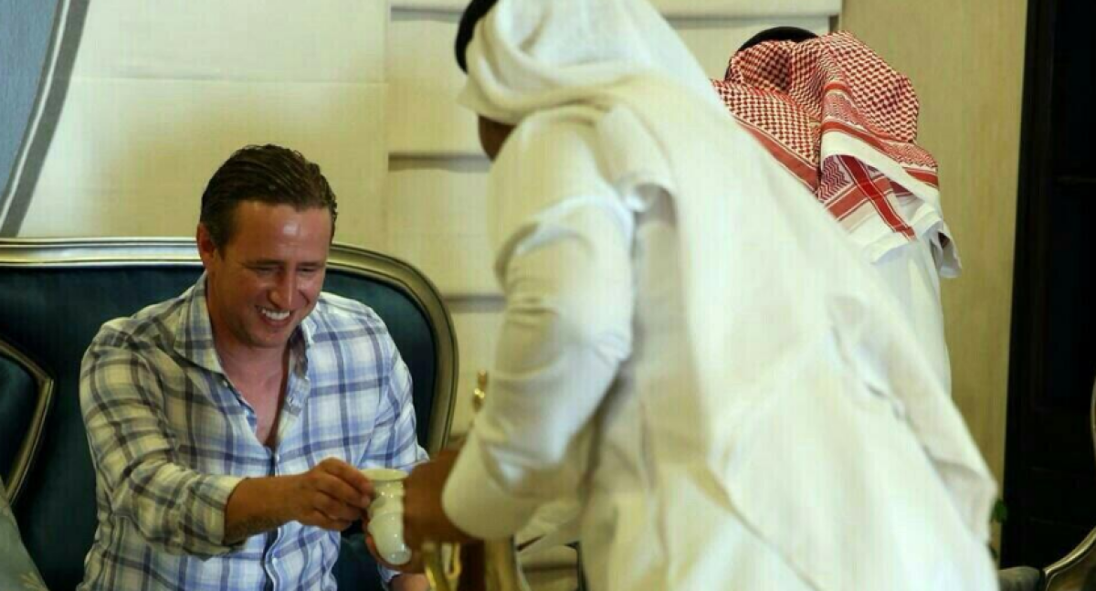 VIDEO şi FOTO Primul contact al lui Laurenţiu Reghecampf cu Al Hilal! Fanii l-au alergat în aeroport, apoi a făcut turul clubului :)