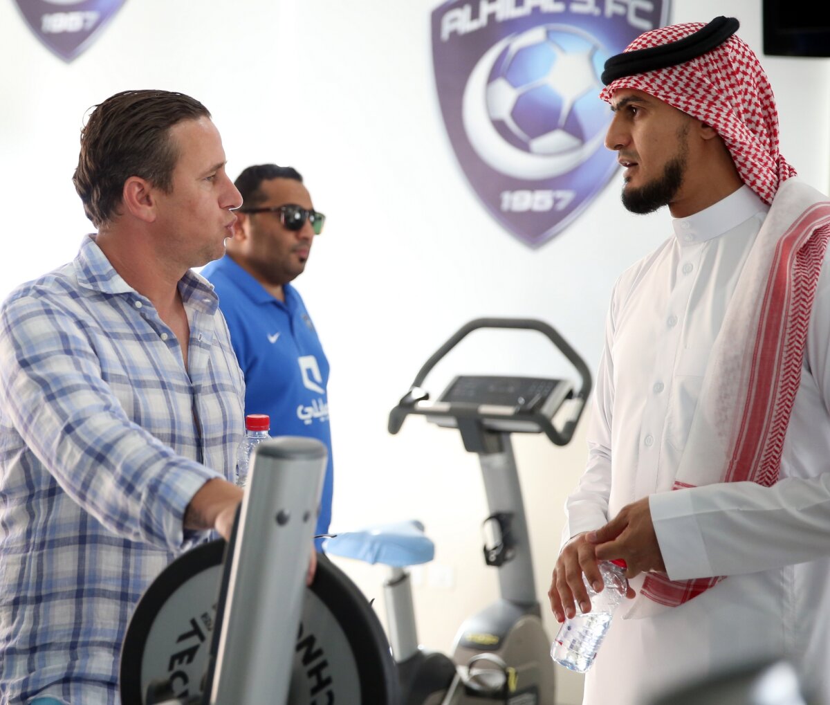 VIDEO şi FOTO Primul contact al lui Laurenţiu Reghecampf cu Al Hilal! Fanii l-au alergat în aeroport, apoi a făcut turul clubului :)